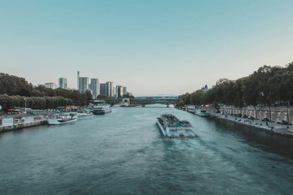 Comment organiser un événement avec prestataires privatisation de bateau sur la Seine ?